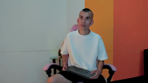 Snapshot of rowancley chatting on 14, 4, 2026 Rowan online show from 14, 4, 2026