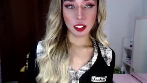 Snapshot of roxane_holmes chatting on 16, 1, 2025 roxane_holmes online show from 16, 1, 2025