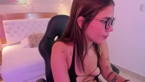 Snapshot of roxi_moon1 chatting on 21, 5, 2026 R O X Y online show from 21, 5, 2026