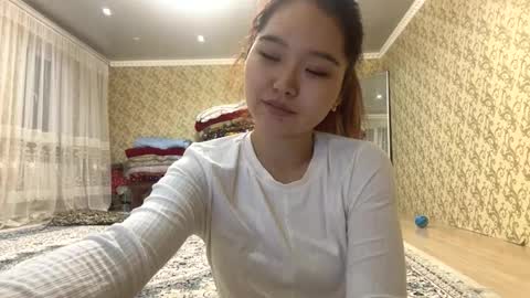 Snapshot of roxiesumas chatting on 24, 11, 2025 Emma online show from 24, 11, 2025