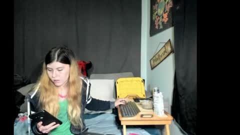 roxihazeleyes online show from 13, 5, 2026