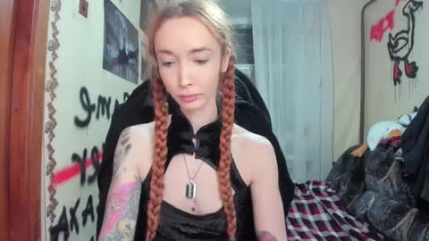 Snapshot of roxy_silver chatting on 1, 3, 2025 Roxy online show from 1, 3, 2025