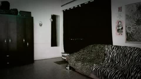 Roxy Independient model Help me to reach 50 thumbs up online show from 9, 4, 2026