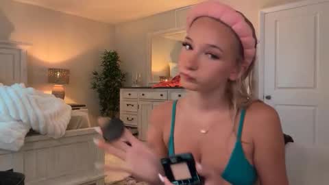 Snapshot of roxyrain2736 chatting on 28, 11, 2025 Roxy Rain online show from 28, 11, 2025