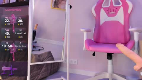 AnikaIm so hot that Ive already burned myself do you want me to set you on fire too  online show from 8, 12, 2024