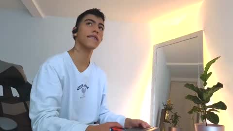 Snapshot of russell_adams_ chatting on 30, 9, 2025 R U S S E L L online show from 30, 9, 2025