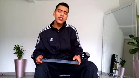 Snapshot of russell_adams_ chatting on 16, 10, 2025 R U S S E L L online show from 16, 10, 2025