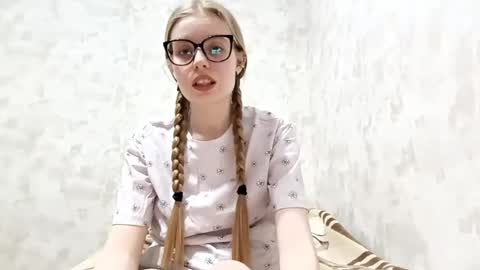 Snapshot of sabrinahandlin chatting on 15, 4, 2026 Sabrina online show from 15, 4, 2026