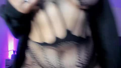 Snapshot of sabrinav_ chatting on 7, 11, 2025 Sabrina online show from 7, 11, 2025