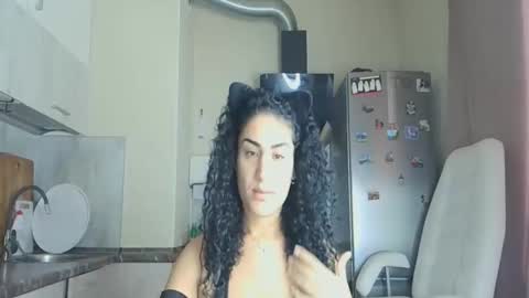 Snapshot of safari_xx chatting on 17, 11, 2025 Queen online show from 17, 11, 2025