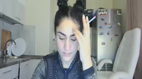 Snapshot of safari_xx chatting on 20, 11, 2025 Queen online show from 20, 11, 2025