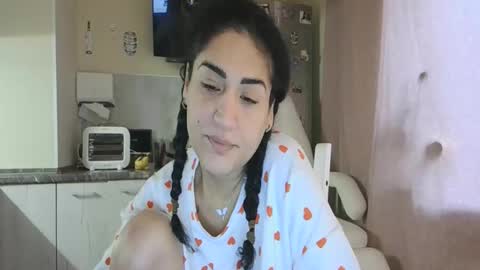Snapshot of safari_xx chatting on 23, 11, 2025 Queen online show from 23, 11, 2025