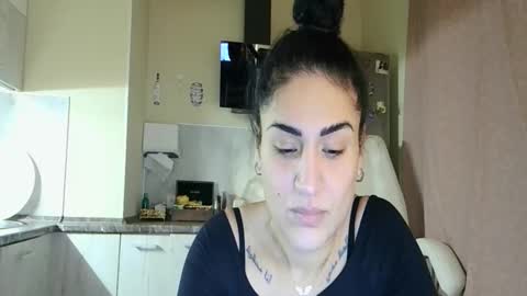 Snapshot of safari_xx chatting on 24, 11, 2025 Queen online show from 24, 11, 2025