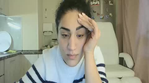 Snapshot of safari_xx chatting on 30, 11, 2025 Queen online show from 30, 11, 2025
