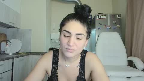 Snapshot of safari_xx chatting on 3, 12, 2025 Queen online show from 3, 12, 2025
