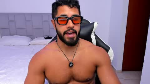santiago_huntt online show from 15, 4, 2026
