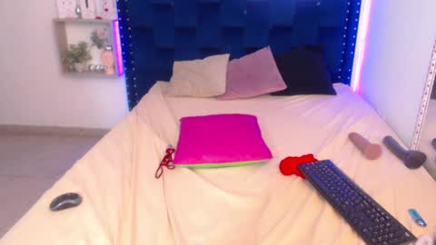 SARAHGIL online show from 2, 2, 2025