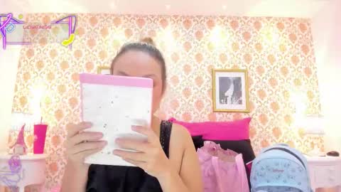 SaraAvila  online show from 12, 11, 2025