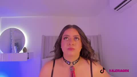 Sarah Bonneth online show from 9, 3, 2025