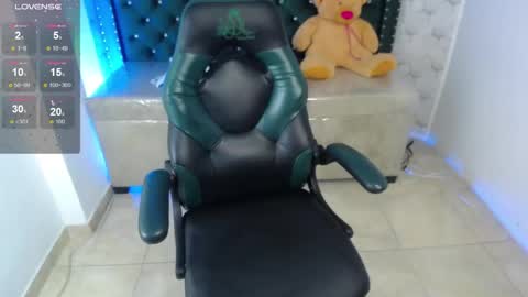 Snapshot of sarah_evansm chatting on 4, 10, 2025 Sara online show from 4, 10, 2025