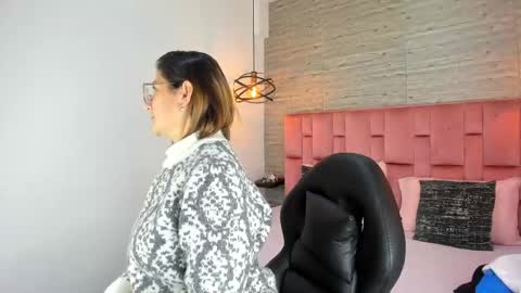 Snapshot of sarahdeyvis chatting on 1, 10, 2025 Sarah Deyvis online show from 1, 10, 2025