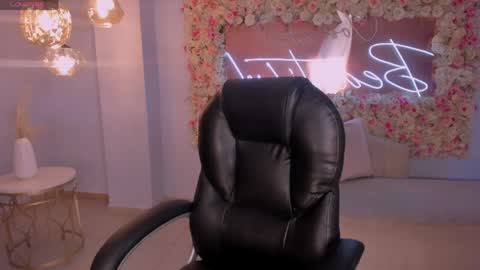 Sarah  independent model online show from 16, 4, 2026