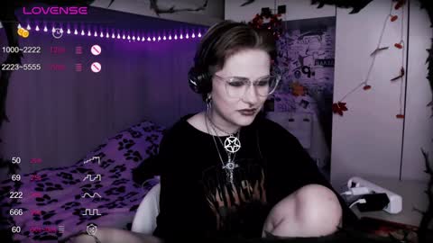 pronoun she. name Mary. age 21. online show from 14, 1, 2025