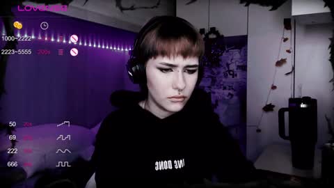 pronoun she. name Mary. age 21. online show from 7, 2, 2025