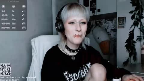 pronoun she. name Mary. age 21. online show from 18, 10, 2025