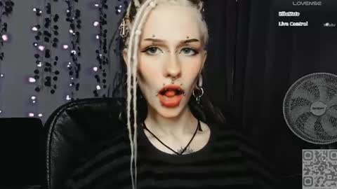 Snapshot of say_mary chatting on 20, 7, 2026 pronoun she. name Mary. age 21. online show from 20, 7, 2026