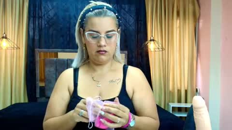 Snapshot of scarlet_milf_ chatting on 17, 11, 2025 SCARLET MILF online show from 17, 11, 2025