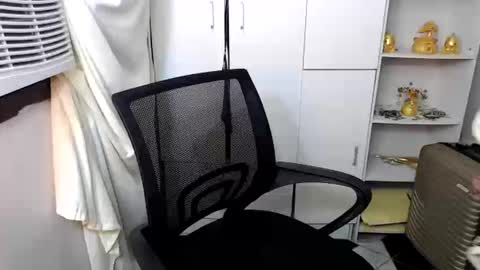 Queen Scarlet online show from 3, 1, 2025