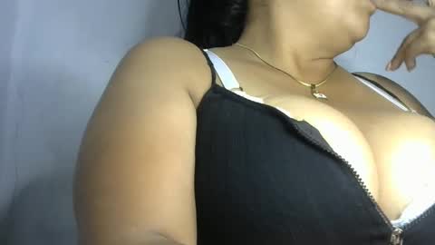 Snapshot of schoco_milf chatting on 31, 1, 2025 mai latina online show from 31, 1, 2025