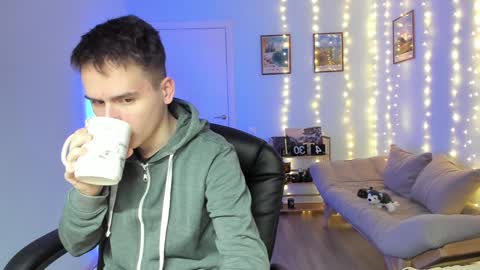 Snapshot of scooby_r chatting on 5, 1, 2025 Thomas brunette and Alex blond online show from 5, 1, 2025