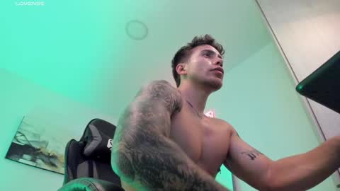 Snapshot of sebastianortizm chatting on 5, 2, 2025 Lucian Sinclair online show from 5, 2, 2025