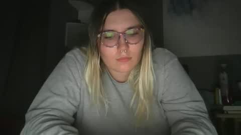 Snapshot of selenebaby chatting on 17, 9, 2025 Selene online show from 17, 9, 2025