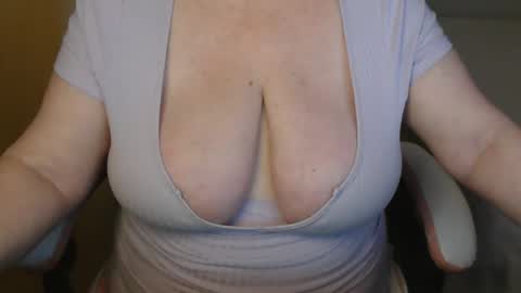 Snapshot of sensual_cris chatting on 28, 5, 2026 CRIS online show from 28, 5, 2026