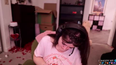 Snapshot of serareads chatting on 11, 2, 2025 SeraReads online show from 11, 2, 2025