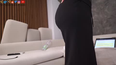 Snapshot of serareads chatting on 4, 10, 2025 SeraReads online show from 4, 10, 2025