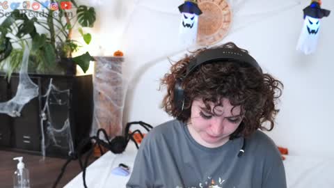 Snapshot of serareads chatting on 24, 10, 2025 SeraReads online show from 24, 10, 2025