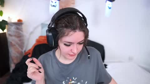 Snapshot of serareads chatting on 28, 10, 2025 SeraReads online show from 28, 10, 2025