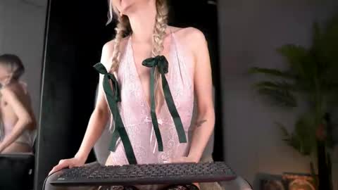 SerenaGrant online show from 2, 2, 2026