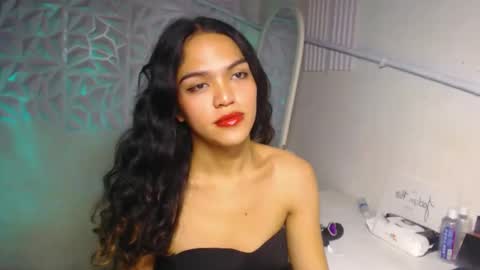 Snapshot of servicedoll18 chatting on 6, 11, 2025 Bella online show from 6, 11, 2025