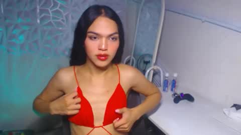 Snapshot of servicedoll18 chatting on 8, 11, 2025 Bella online show from 8, 11, 2025