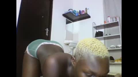 Snapshot of sexqueen02 chatting on 5, 3, 2025 sexqueen02 online show from 5, 3, 2025