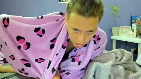 Snapshot of sexy_blondes_ chatting on 2, 2, 2026 sexy_blondes_ online show from 2, 2, 2026