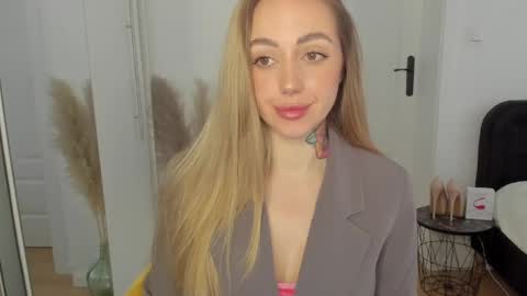 Snapshot of sexy_coralie chatting on 2, 2, 2025 C o r a l i e online show from 2, 2, 2025