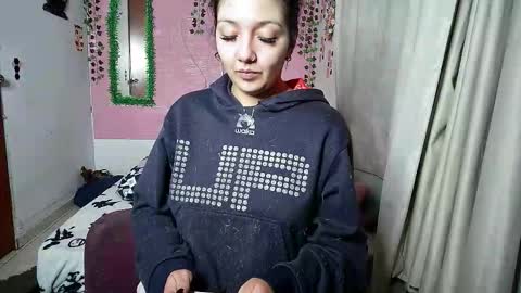 Snapshot of sexy_lolas chatting on 8, 11, 2025 sexy lolas online show from 8, 11, 2025