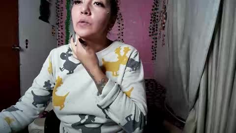 Snapshot of sexy_lolas chatting on 27, 11, 2025 sexy lolas online show from 27, 11, 2025