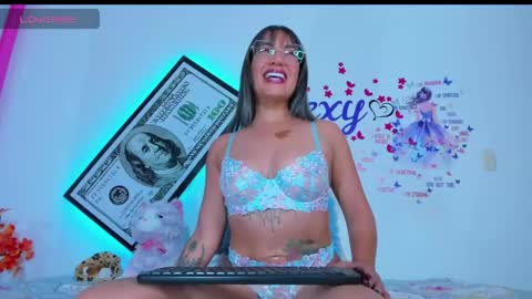 Snapshot of sexycharlottesamantha chatting on 7, 6, 2026 sexycharlottesamantha online show from 7, 6, 2026